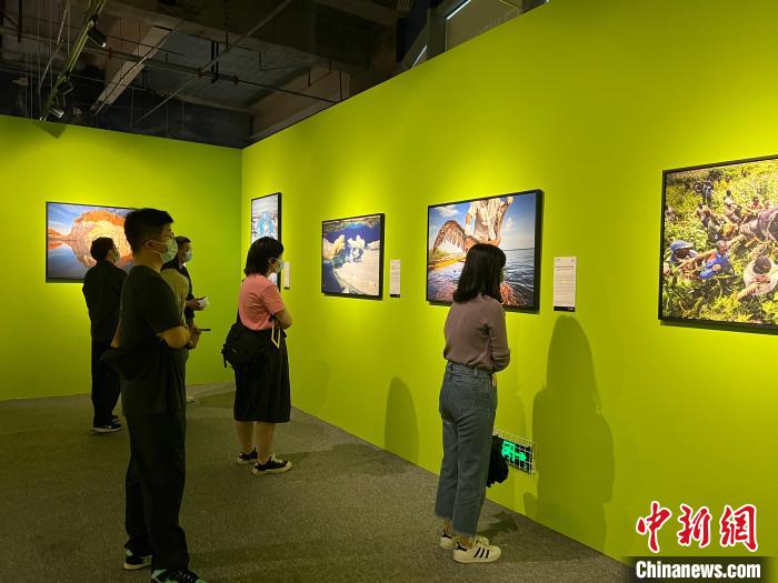 五一假期期间，《国家地理经典影像大展》亮相安徽合肥，吸引众多市民前来参观打卡。储玮玮 摄