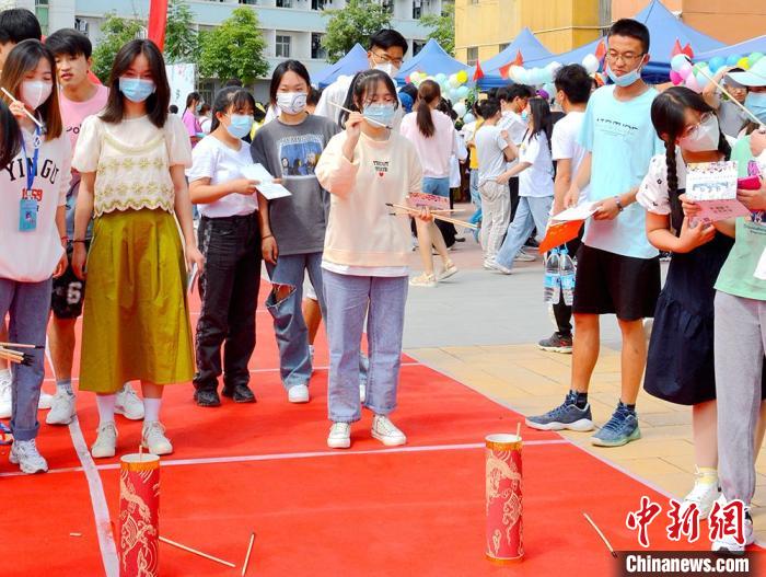 图为师生体验投壶游戏。甘肃农业大学供图