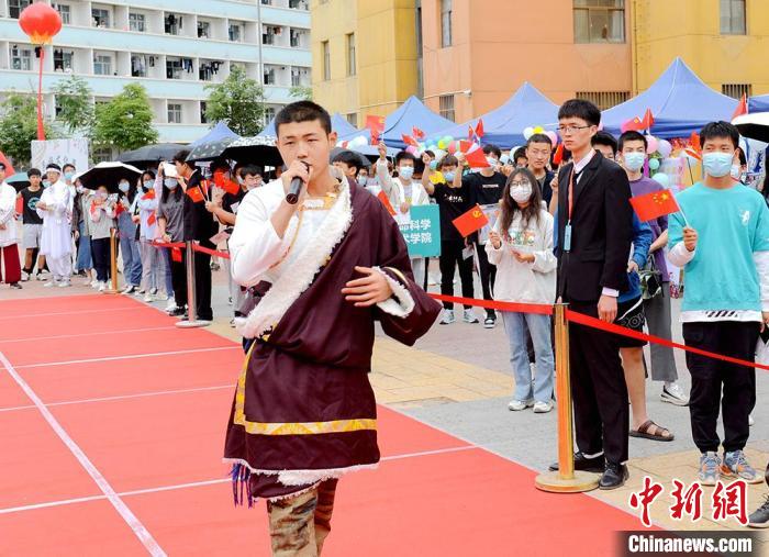 图为学生演唱民族歌曲。甘肃农业大学供图