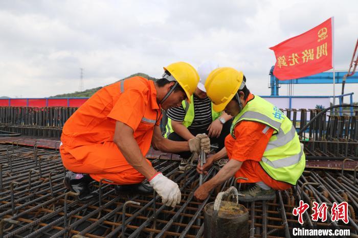 宁马城际铁路首孔预制箱梁成功浇筑 许谦 摄