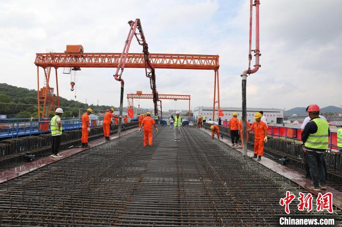 宁马城际铁路首孔预制箱梁成功浇筑 许谦 摄