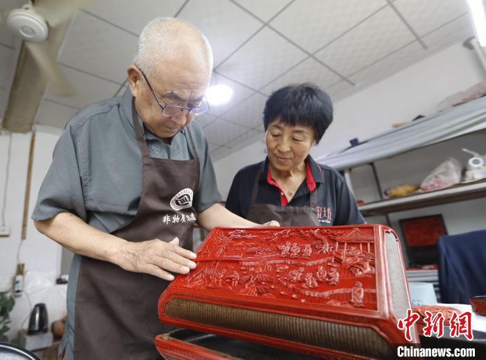 在河北省固安县南宋村，雕漆匠人朱庆元正给学员指导漆器制作技法。门丛硕 摄