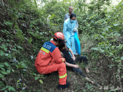 十堰消防医护紧急出动，山顶男子劳作突发疾病！