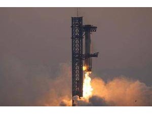 SpaceX新突破，“筷子”抓回星舰助推器，太空探索成本将降？