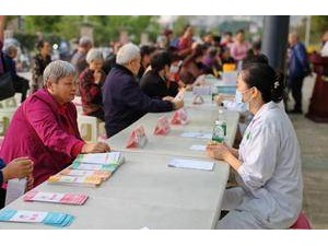 雙流區這家醫院“世界骨質疏松日”義診，為骨骼加勁！