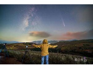 星空有约｜来自天宇的浪漫：彗星与银河、流星同框