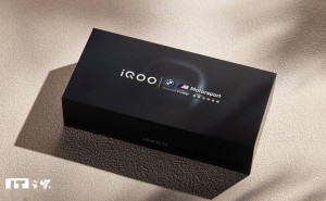 iQOO 13传奇版图赏：隐藏灯带设计，简约潮酷新体验！