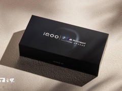 iQOO 13傳奇版圖賞：隱藏燈帶設計，簡約潮酷新體驗！