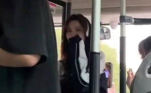 宋妍霏低调现身公交车，校服造型尽显青春活力美少女魅力！