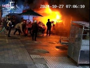 路边商户突然起火 热心市民、交警、消防队员无缝接力灭火｜看见正能量