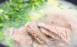 熬羊汤秘诀：四种香料打造羊肉鲜香无膻，正宗美味轻松享！