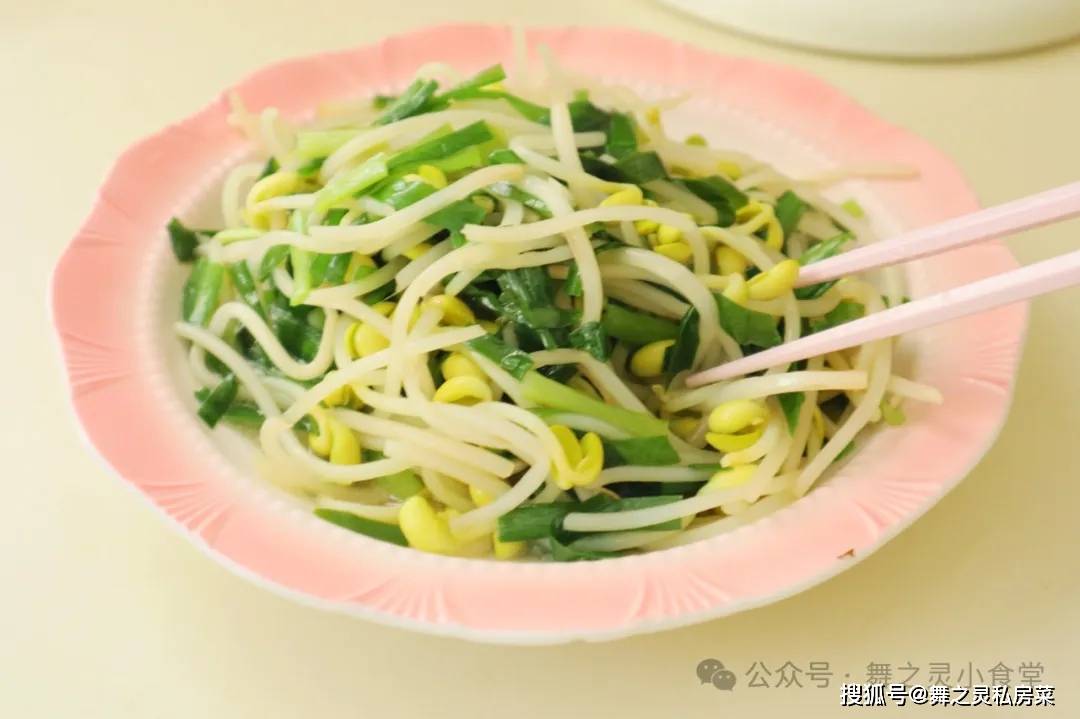 韭菜炒豆芽烹饪过程