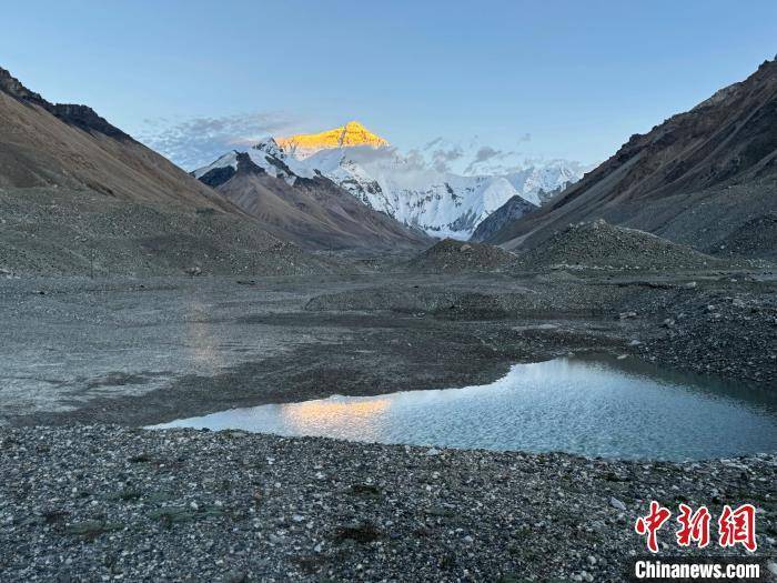 世界最高峰珠穆朗玛峰的夕照金山美景