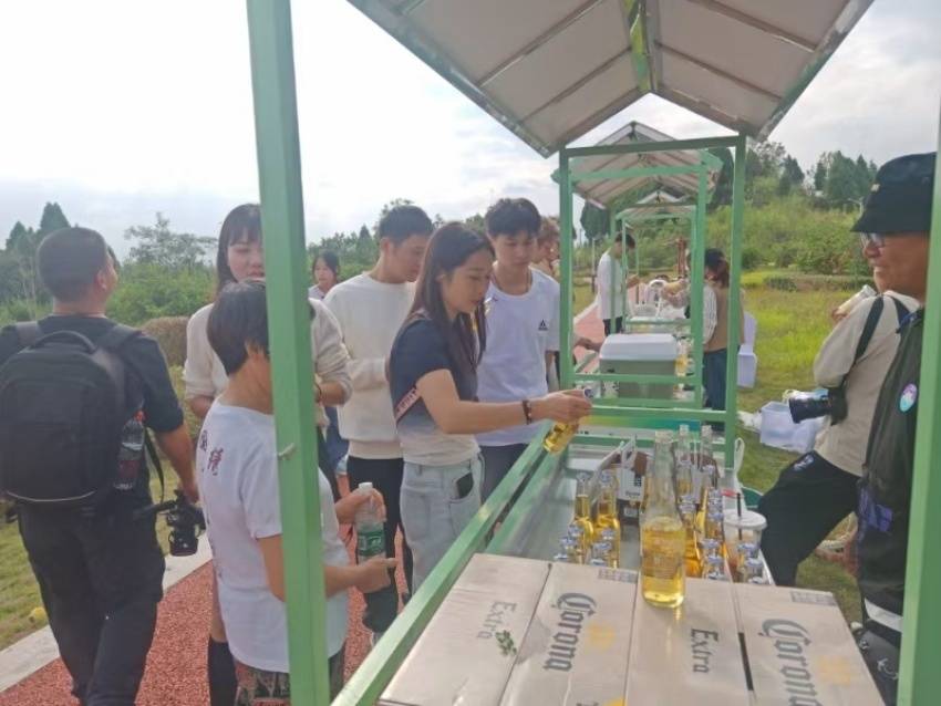 体验柠檬水果茶、鸡尾酒