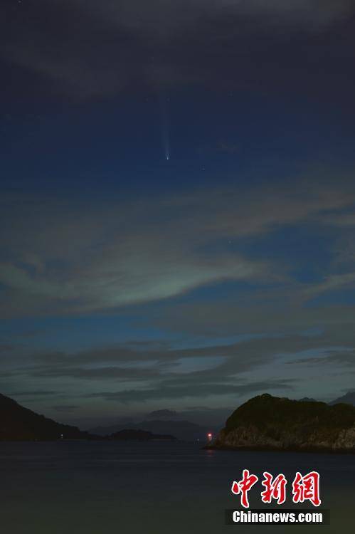 香港海怡半岛海滨夜空中的紫金山—阿特拉斯彗星