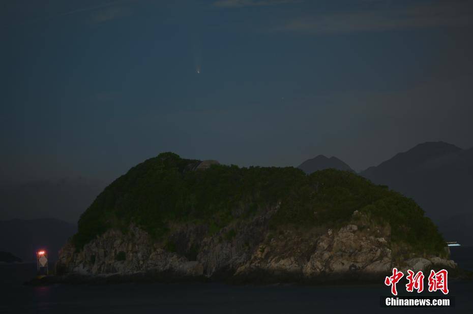 紫金山—阿特拉斯彗星在香港海怡半岛上空的另一视角