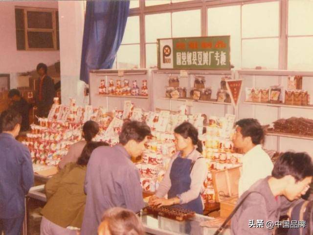 1955年顾客在专柜前选购商品