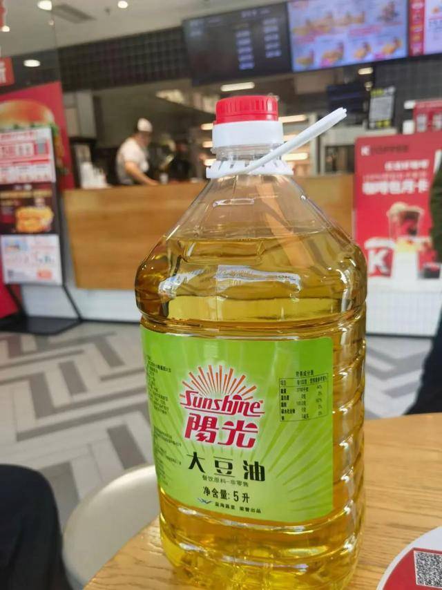 执法人员检查转基因大豆油