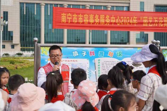 学生们喂养信鸽