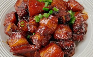 年夜饭红烧肉秘籍：加上这些调料，肉质鲜嫩不油腻！