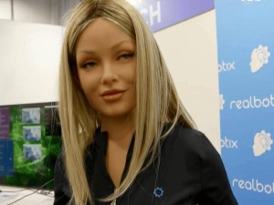 CES 2025：Aria機器人亮相，高度擬人可換臉，專為陪伴而生