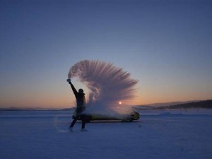 雷军黑河冬测新体验：泼水成冰加冰雪漂移，亲民分享引关注