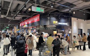 成都商超“胖东来化”，年货热潮挤爆调改新店！