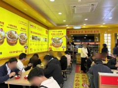 木桶饭“翻红”：15元现炒，打工人的新宠？