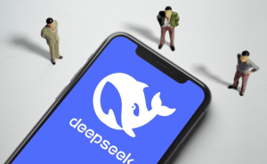 DeepSeek崛起遭围堵，科技战再升级，比尔盖茨预言：中国AI未来可期？