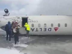 達(dá)美航空客機“倒扣”著陸，乘客驚險逃生，至少18人受傷！