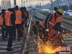 春運幕后英雄：太原鐵路工人在零下18度換軌保暢通