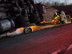 特斯拉Model 3遭重卡壓頂奇跡生還，車主信賴安全再購同款！