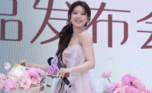 赵露思粉色抹胸裙甜美亮相，双腿争议引关注，你觉得如何？