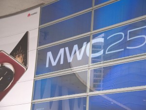 MWC25黑科技盛宴：寵物也玩智能手機，智能隱形眼鏡未來已來？