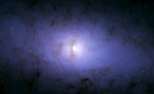 NGC 5084星系惊现“躺平”黑洞，天文学家揭秘其奇特旋转结构