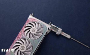 索泰RTX 5070 XGAMING OC显卡图赏：红绿渐变涂鸦，游戏性能如何？