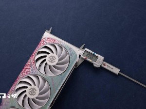 索泰RTX 5070 XGAMING OC顯卡圖賞：紅綠漸變涂鴉，游戲性能如何？