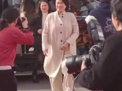 董明珠北京新店開業，直播力薦格力9800元美容儀，青春秘訣大公開？