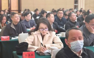 46岁章子怡素颜开会，眼镜加持清纯气质，网友赞其美丽自律