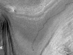 NASA火星轨道器首捕“好奇号”行驶瞬间，车辙印迹清晰可见