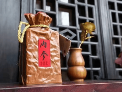 酒鬼酒“断崖式”下滑：24年营收14.23亿元，净利润暴跌98%，经销商数量净减少438家