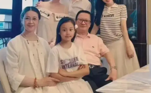李小璐全家福曝光 家族美貌基因显现！