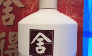 玻璃钢酒瓶雕塑：城市文化的艺术新宠